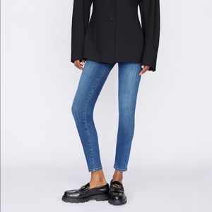 Le Skinny De Jeanne
in Orlena